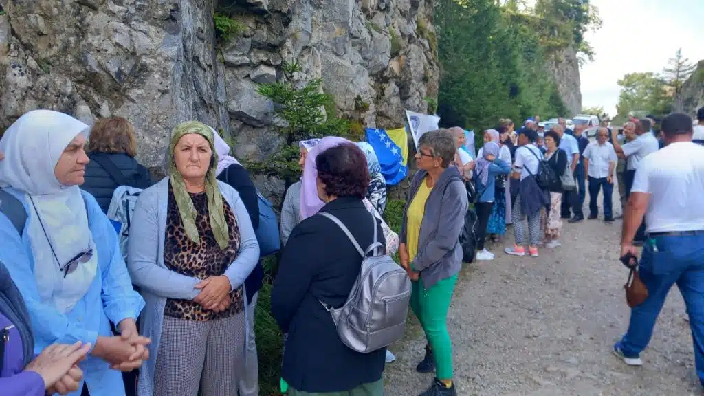 Obilježavanje godišnjice masakra na Korićanskim stijenama (FOTO) obilježavanje godišnjice masakra na korićanskim stijenama (foto)
