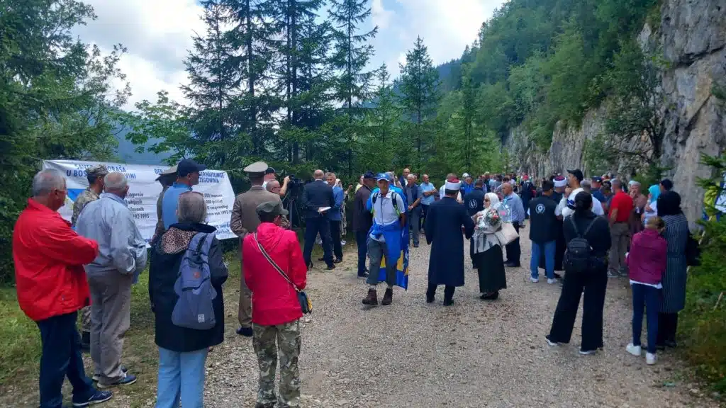 Obilježavanje godišnjice masakra na Korićanskim stijenama (FOTO) obilježavanje godišnjice masakra na korićanskim stijenama (foto)