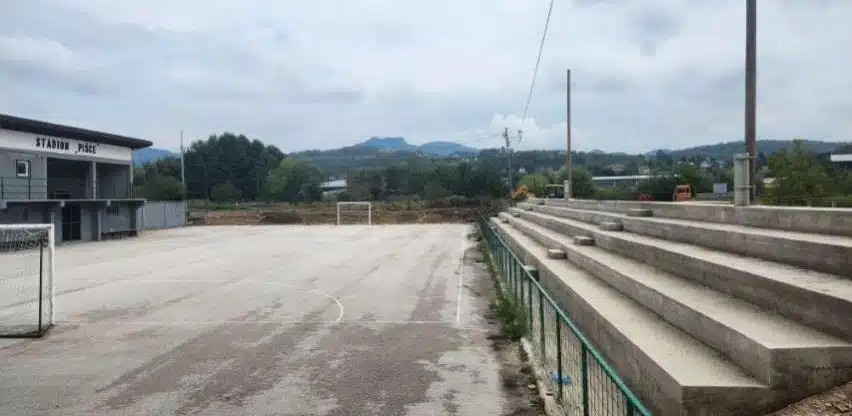 U Starom Vitezu uz lokalni stadion izgrađene tribine