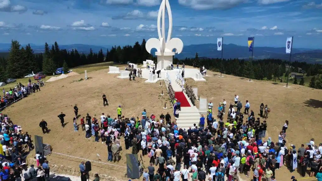 Pogledajte kako iz zraka izgleda spomenik "General Mehmed Alagić" na Ljutoj Gredi (FOTO + VIDEO) pogledajte kako iz zraka izgleda spomenik "general mehmed alagić" na ljutoj gredi (foto + video)