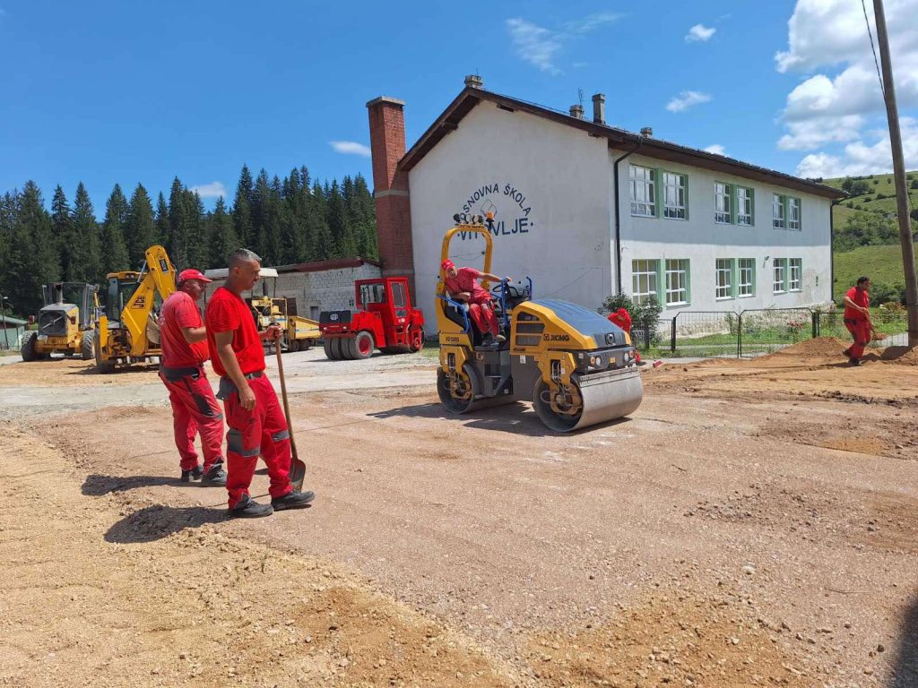 Završeni radovi na asfaltiranju puteva u MZ Vitovlje (FOTO)