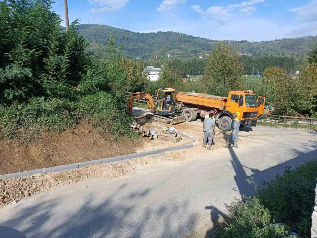 (FOTO) U naselju Slimena započelo izvođenje radova na odvodnji oborinskih voda i proširenju puta