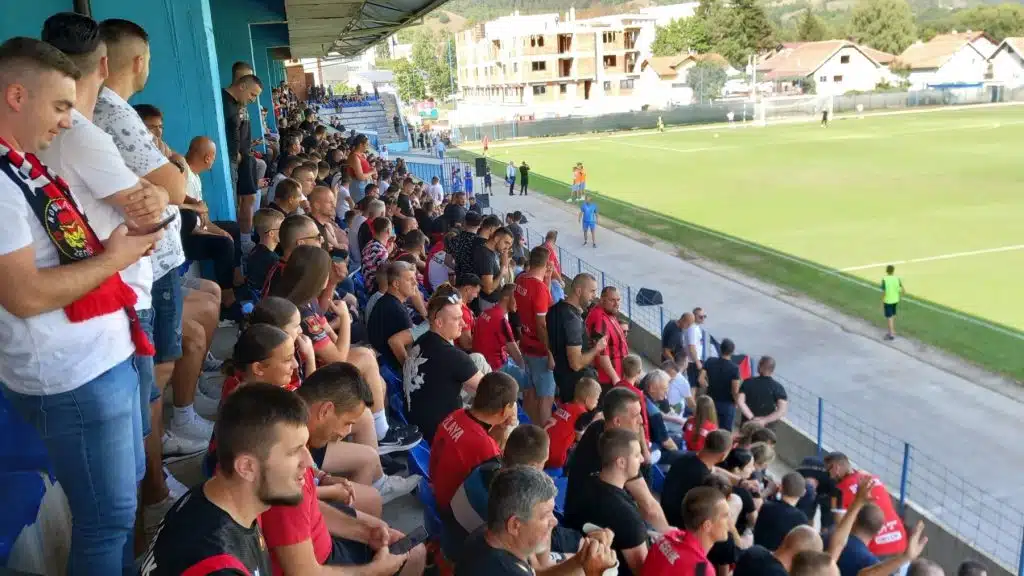 Veliki broj navijača na stadionu Pirota: NK Travnik dočekuje NK Čelik Zenica (FOTO)