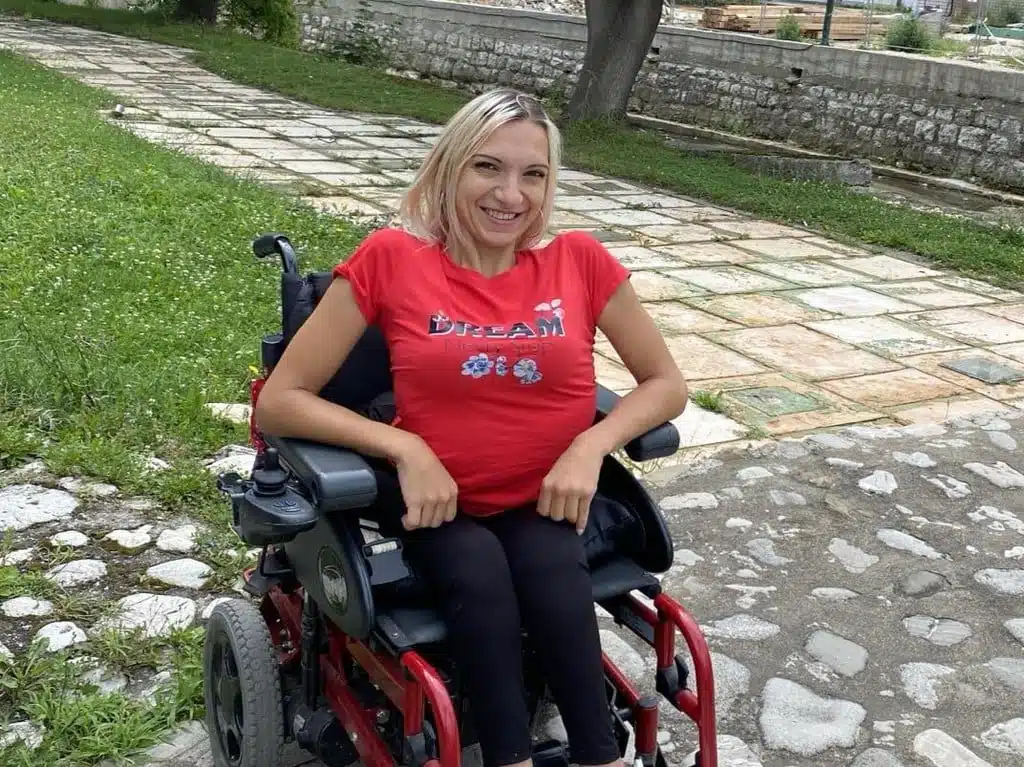 Udruženje Pomozi.ba pokrenulo apel za liječenje 28-godišnje Alme iz Travnika