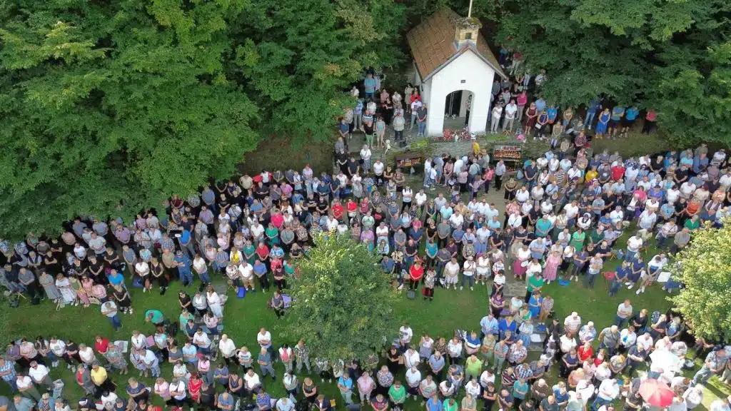 Danas se slavi Mala Gospa, proslava na Gospinom vrilu kraj Travnika (FOTO/VIDEO) danas se slavi mala gospa, proslava na gospinom vrilu kraj travnika (foto/video)