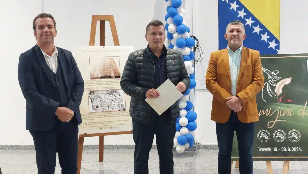(FOTO) Otvorena izložba „Slovom o slovu: Tragovima bosanske pismenosti“ u Travniku