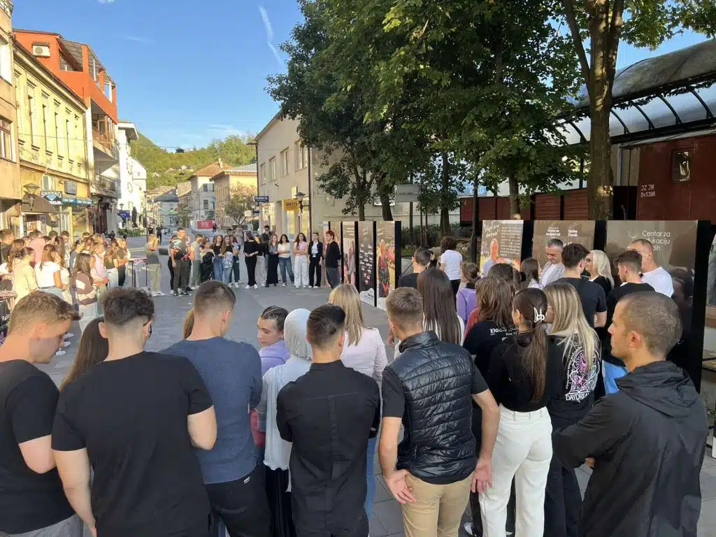Na Travničkom korzu otvorena izložba “Staze humanosti” (FOTO)