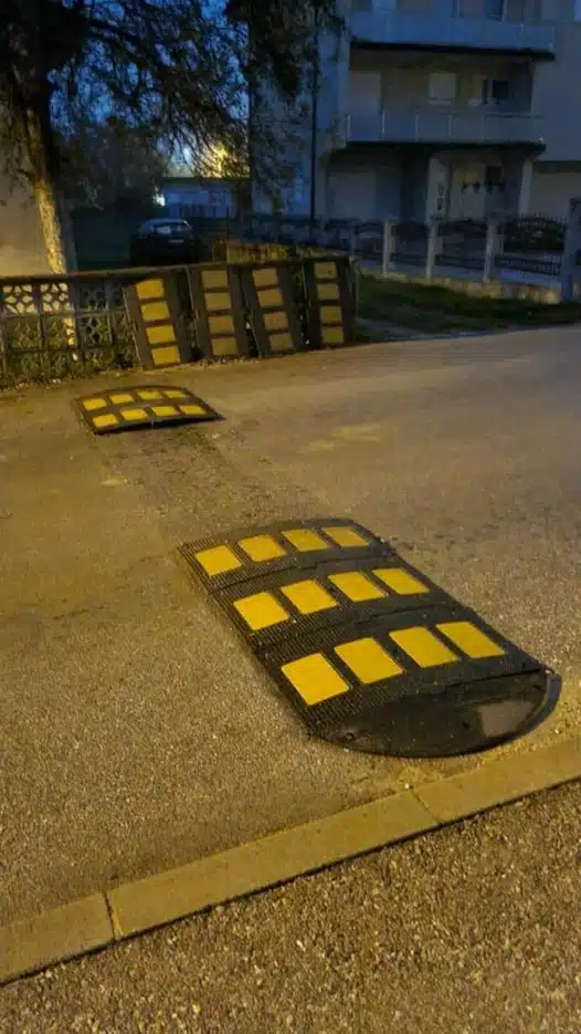 U naselju Slimena oštećen usporivač brzine, policija istražuje slučaj