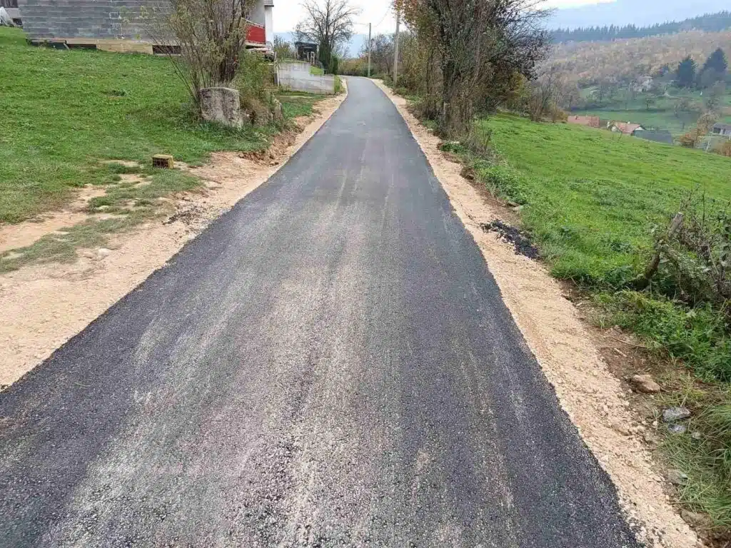 Završeno asfaltiranje puta na više dionica u naselju Varošluk, radovi u MZ Turbe u toku