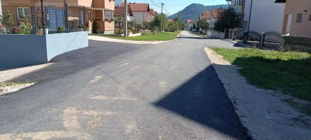 U toku sanacija i asfaltiranje puteva u Turbetu (FOTO)