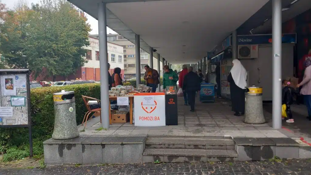 Travnik u znaku humanosti: U toku je kolačijada za stradale u poplavama (FOTO)