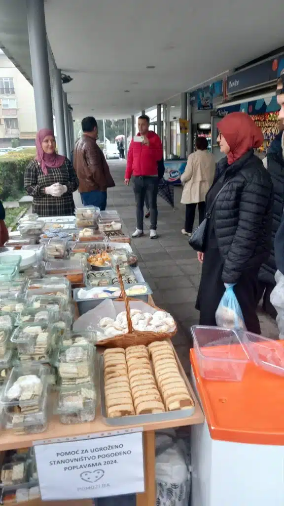 Travnik u znaku humanosti: U toku je kolačijada za stradale u poplavama (FOTO)