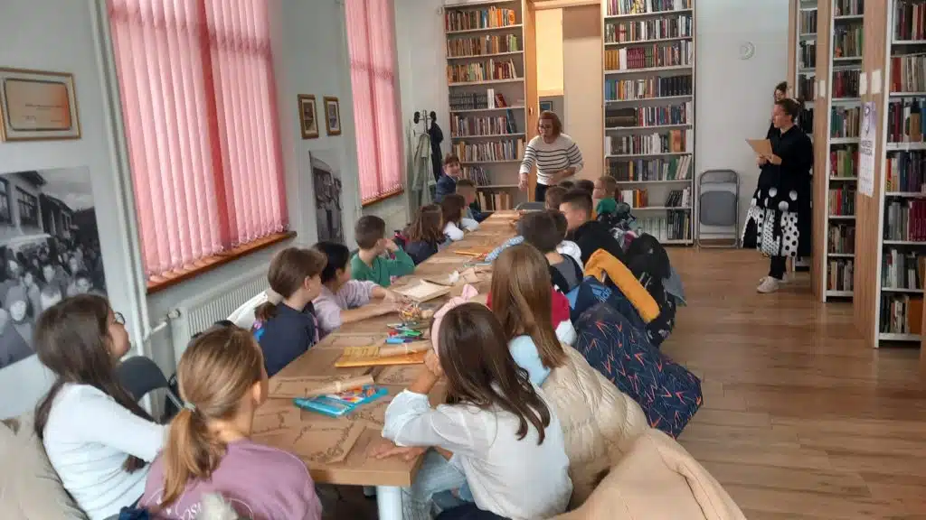 U Gradskoj biblioteci Travnik održana radionica “Pišemo bosančicom” (FOTO)
