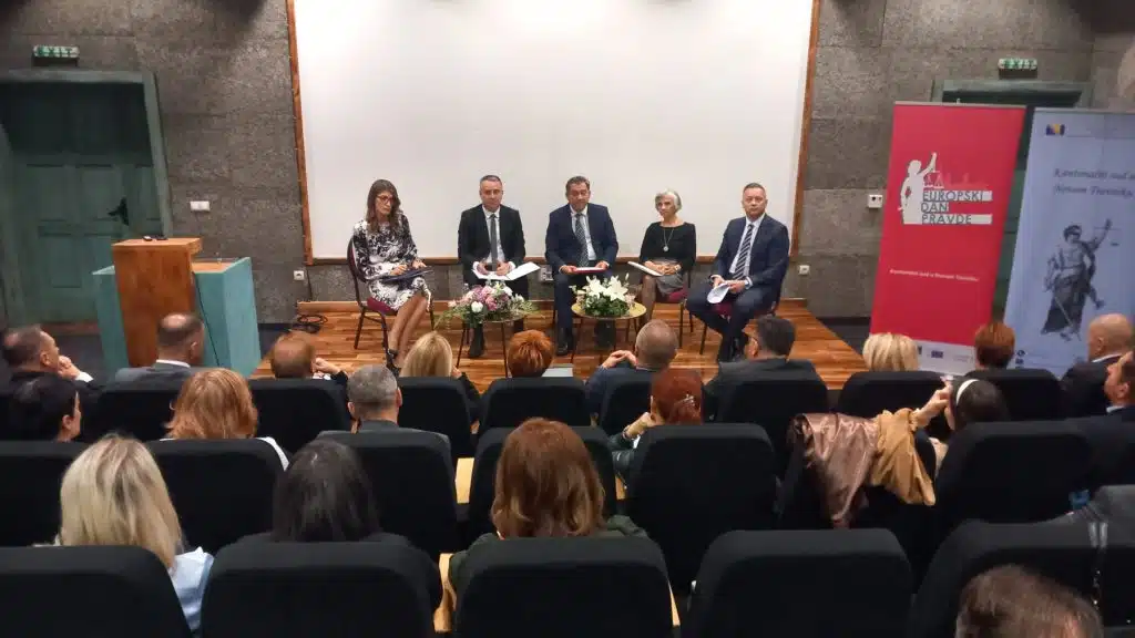 (FOTO) U Vitezu održana panel diskusija “Maloljetnici kao žrtve nasilja”
