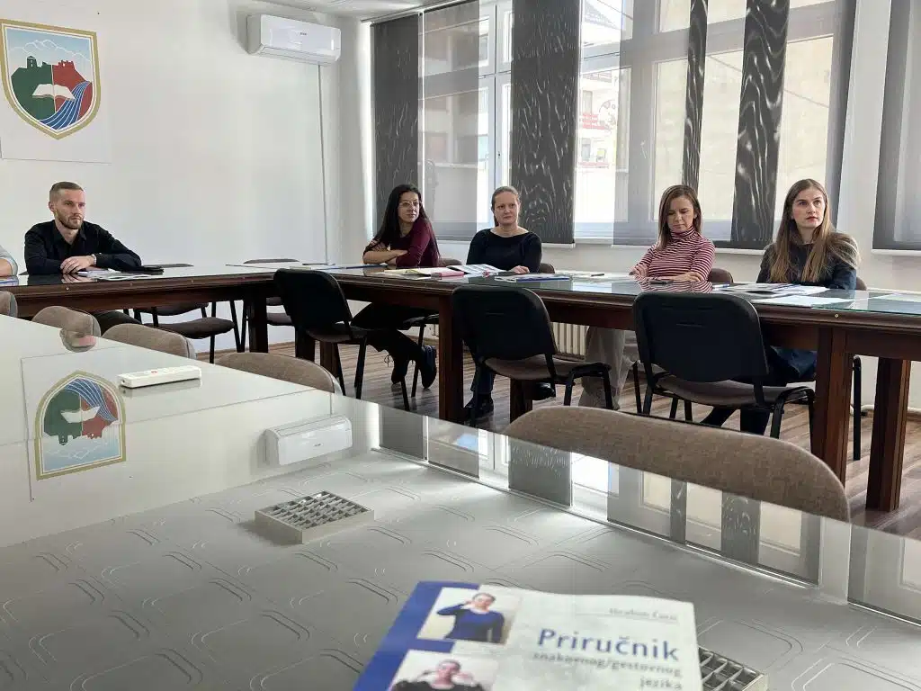 Općina Travnik provodi obuku znakovnog jezika za zaposlenike