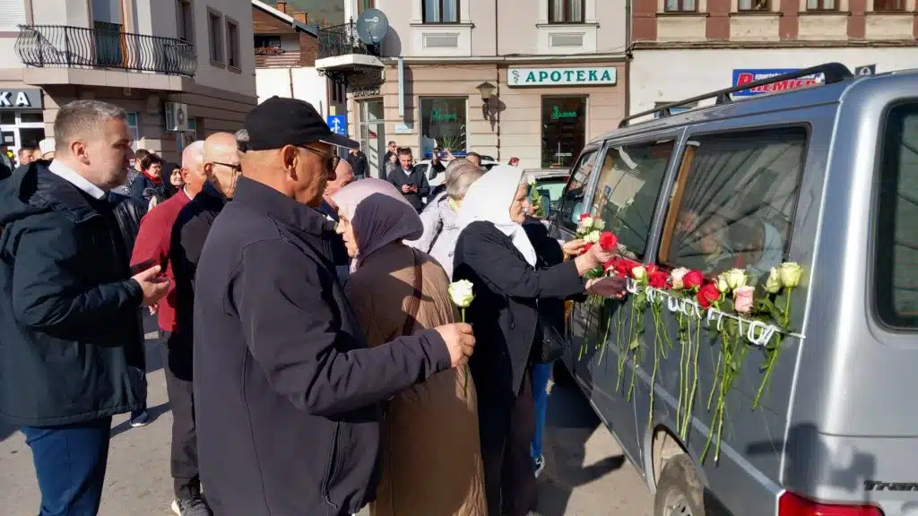 (FOTO) Travničani odali počast Irfanu Alagiću, žrtvi proteklog rata