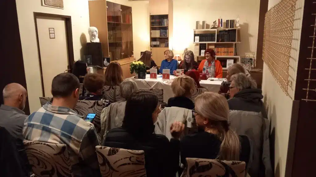 (FOTO) U Travniku održana promocija zbirke pjesama “Vrteška”