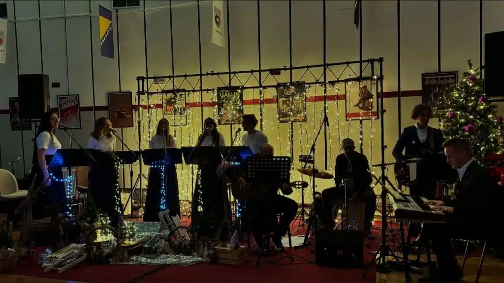 Božićno-novogodišnji koncert u Travniku: Vokalni sastav Ad Libitum oduševio publiku (VIDEO)