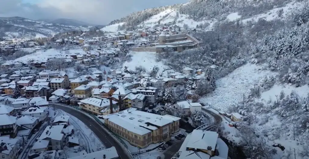 Pogledajte kako Travnik izgleda pod snježnim prekrivačem (VIDEO)
