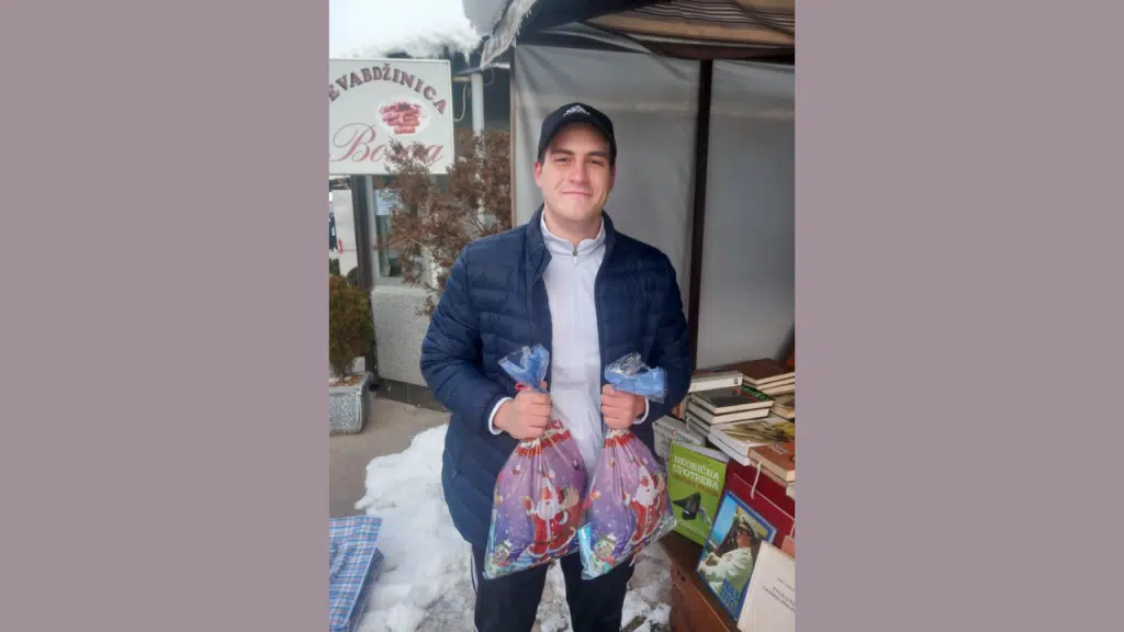 Travničani David Papić Lazić i Fead Jusufbašić obradovali djecu uoči Nove godine donacijom paketića