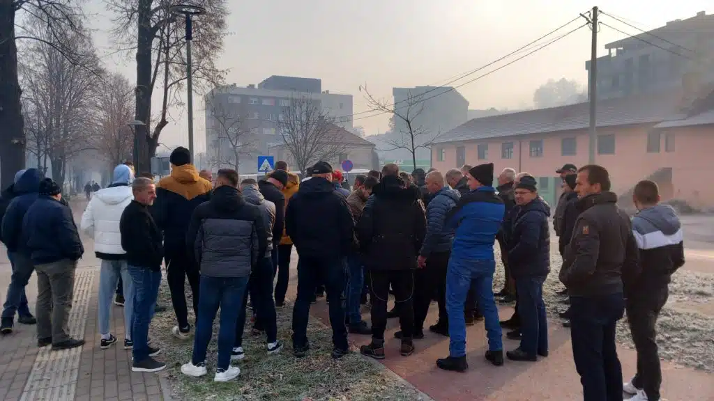 Poljoprivrednici SBK protestovali u Travniku zbog nepravednog izdvajanja iz budžeta (FOTO/VIDEO)