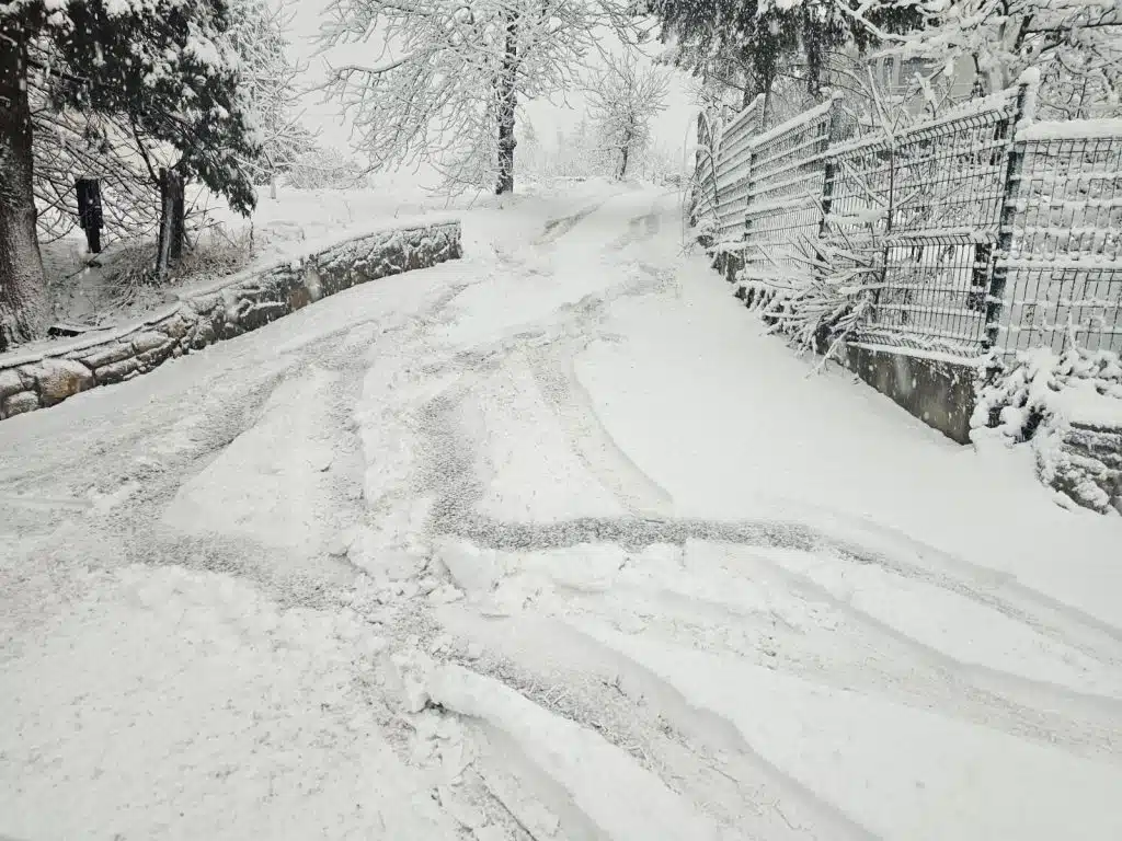 Snijeg otežao saobraćaj i u prigradskim naseljima Travnika (FOTO)