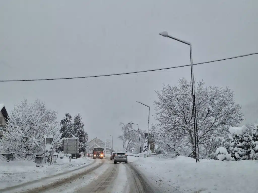 Apel vozačima u Travniku i okolini, na put krećite samo ako je neophodno