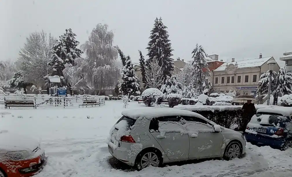 Snijeg stvara probleme na cestama u Travniku, padat će i narednih dana (FOTO)