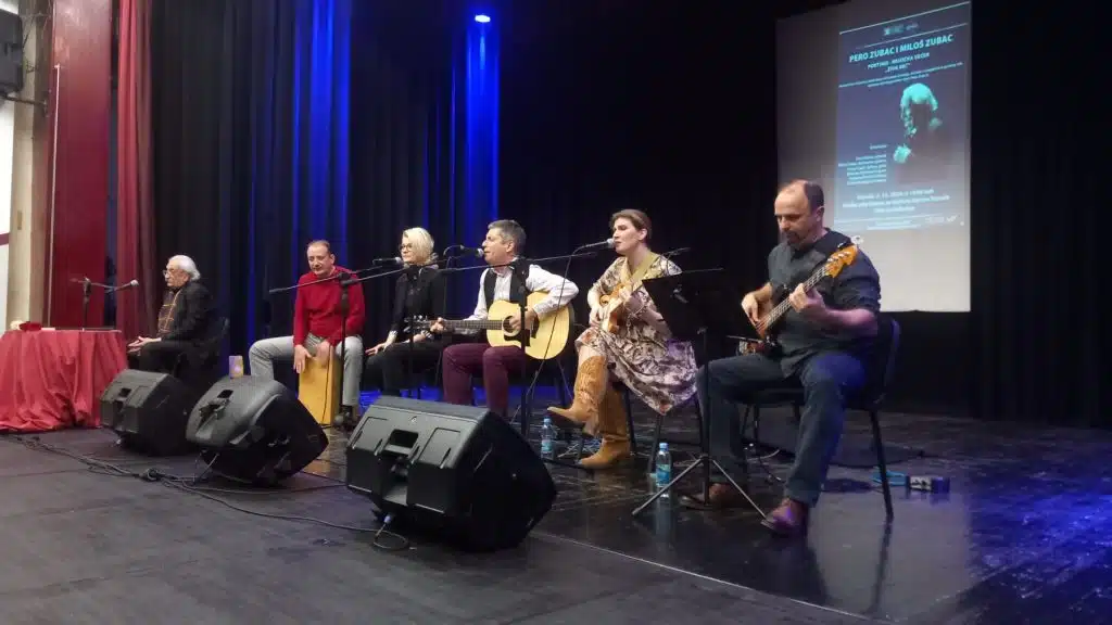 Jedinstveni muzičko-scenski događaj “Živa reč” oduševio Travnik (FOTO)