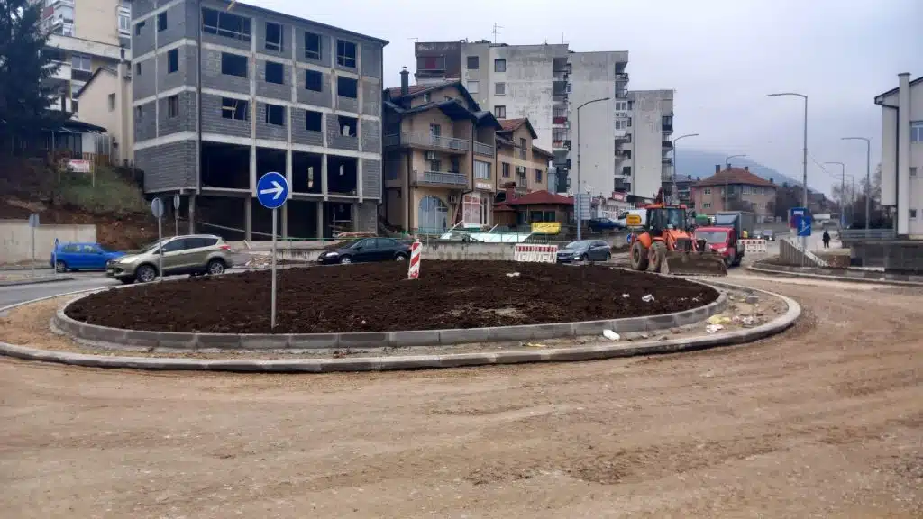 U toku radovi na asfaltiranju kružnog toka na Kalibunaru (FOTO)