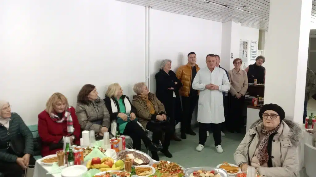 JU Bolnica Travnik organizovala tradicionalno druženje sa penzionerima (FOTO/VIDEO)