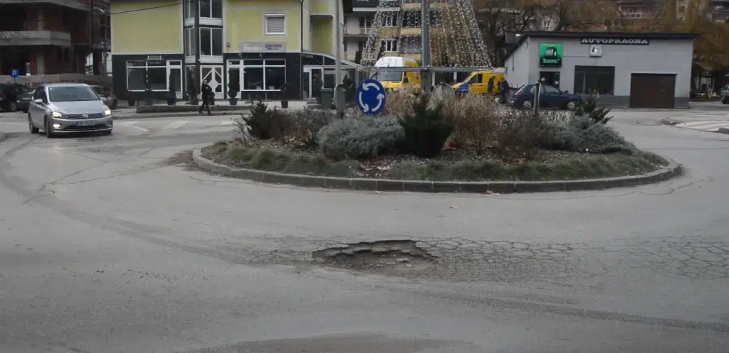 Opasna oštećenja kolovoza u Travniku, sanacija još uvijek nije počela (VIDEO)