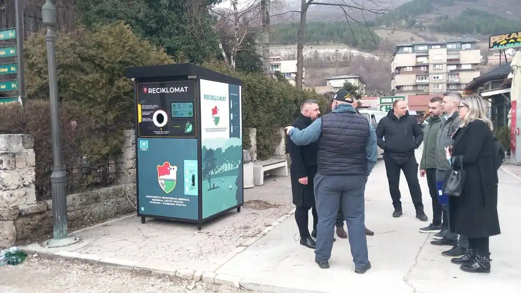 Na Zelenoj pijaci u Travniku postavljen pametni reciklomat (FOTO/VIDEO)