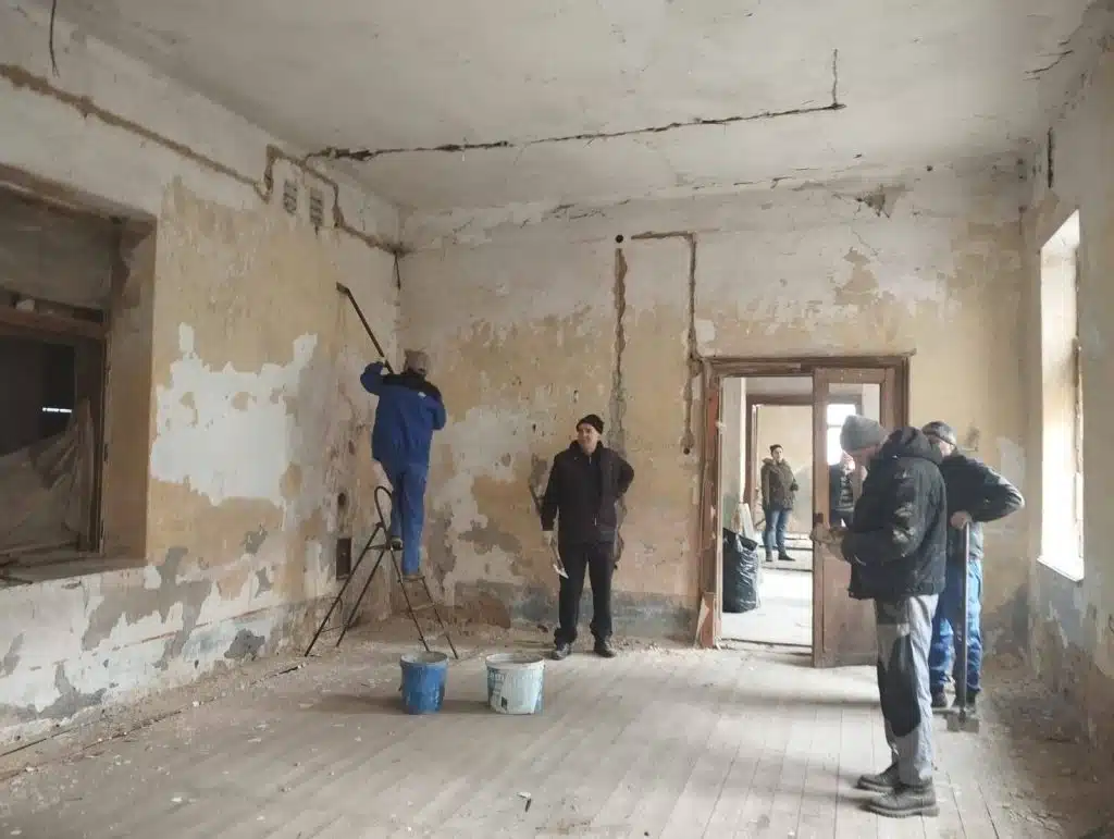 Udruga ‘Naša zemlja’ provodi akciju čišćenja stare škole u Docu (FOTO)