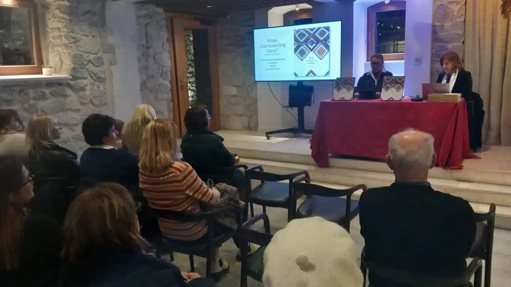 "Duh bosanskog ćilima" – održana promocija knjige u Travniku u čast Dana nezavisnosti (FOTO) "Duh bosanskog ćilima" – održana promocija knjige u Travniku u čast Dana nezavisnosti (FOTO)