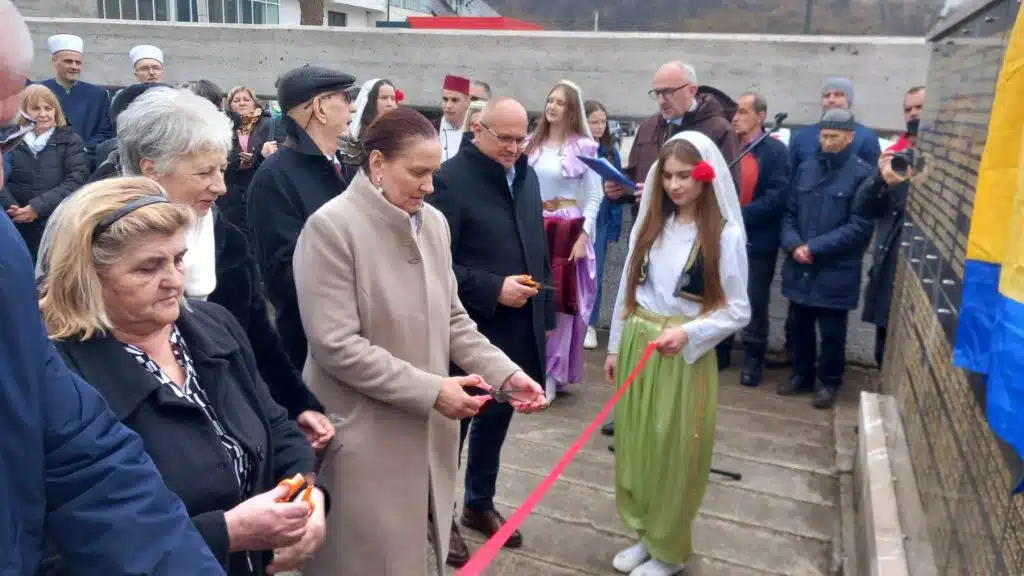 U Turbetu svečano otkriven obnovljeni spomenik borcima (FOTO)