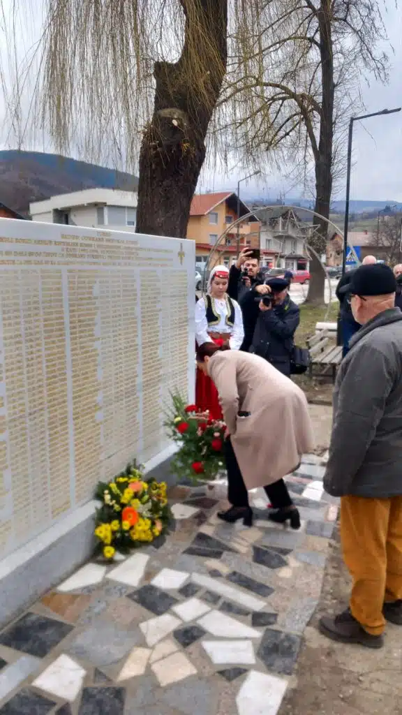 U Turbetu svečano otkriven obnovljeni spomenik borcima (FOTO)