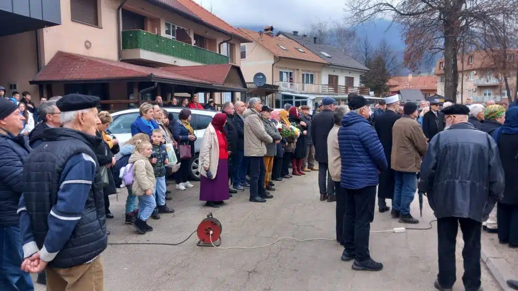 U Turbetu svečano otkriven obnovljeni spomenik borcima (FOTO)