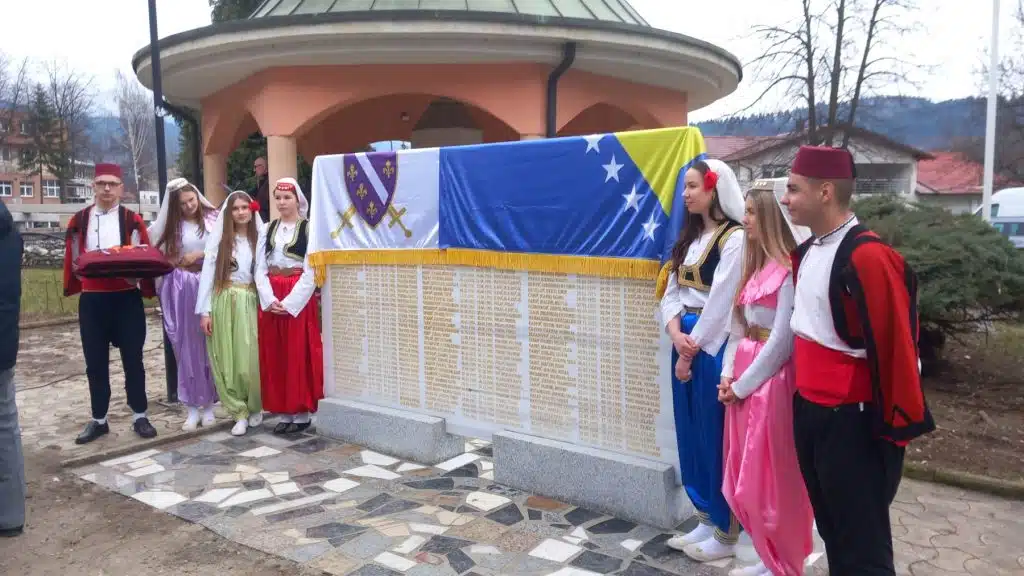 U Turbetu svečano otkriven obnovljeni spomenik borcima (FOTO)