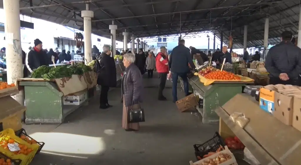 Četvrtak na Zelenoj pijaci u Travniku, kupuju se samo najnužnije namirnice (VIDEO)