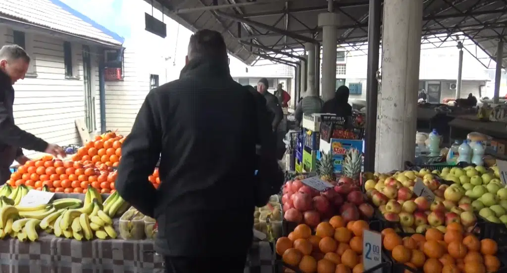 Živahna atmosfera na Zelenoj pijaci u Travniku: Prodaja ide dobro (VIDEO)