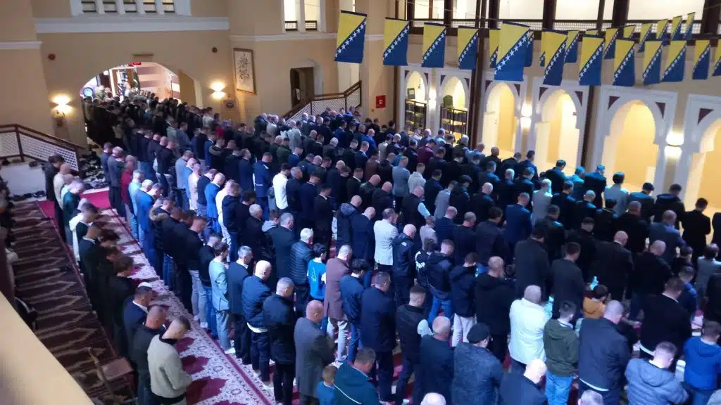 Centralni bajram-namaz klanjan u Elči Ibrahim-pašinoj medresi (FOTO)