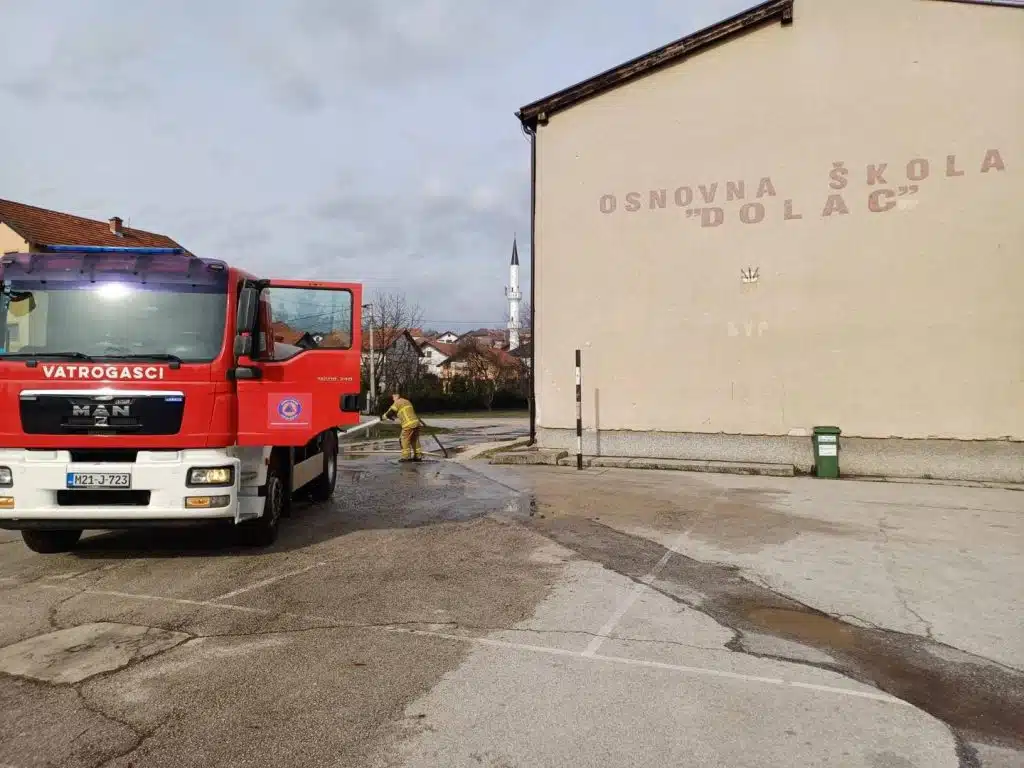 Brza reakcija nadležnih: Očišćen i opran plato ispred OŠ Dolac nakon poplava