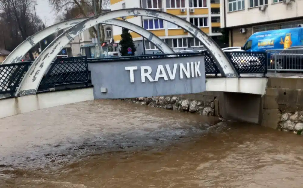 Vodostaj rijeke Lašve u Travniku u porastu, opasnost od poplava (FOTO)