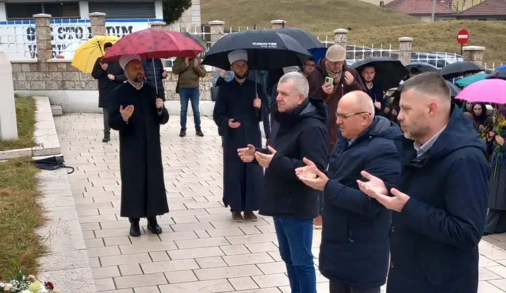 Polaganjem cvijeća na Šehidskom mezarju obilježen Dan nezavisnosti BiH u Travniku (FOTO)