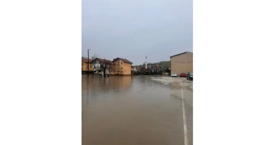 Obustava nastave u OŠ Dolac zbog poplavljenog dvorišta