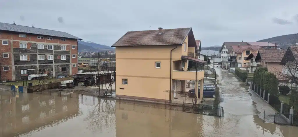 Poplave u travničkom naselju Dolac na Lašvi: Obilne padavine uzrokovale izlijevanje vode (FOTO)