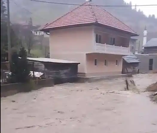 Vodostaj rijeke Bile u Gluhoj Bukovici u porastu, kuće ugrožene (VIDEO)