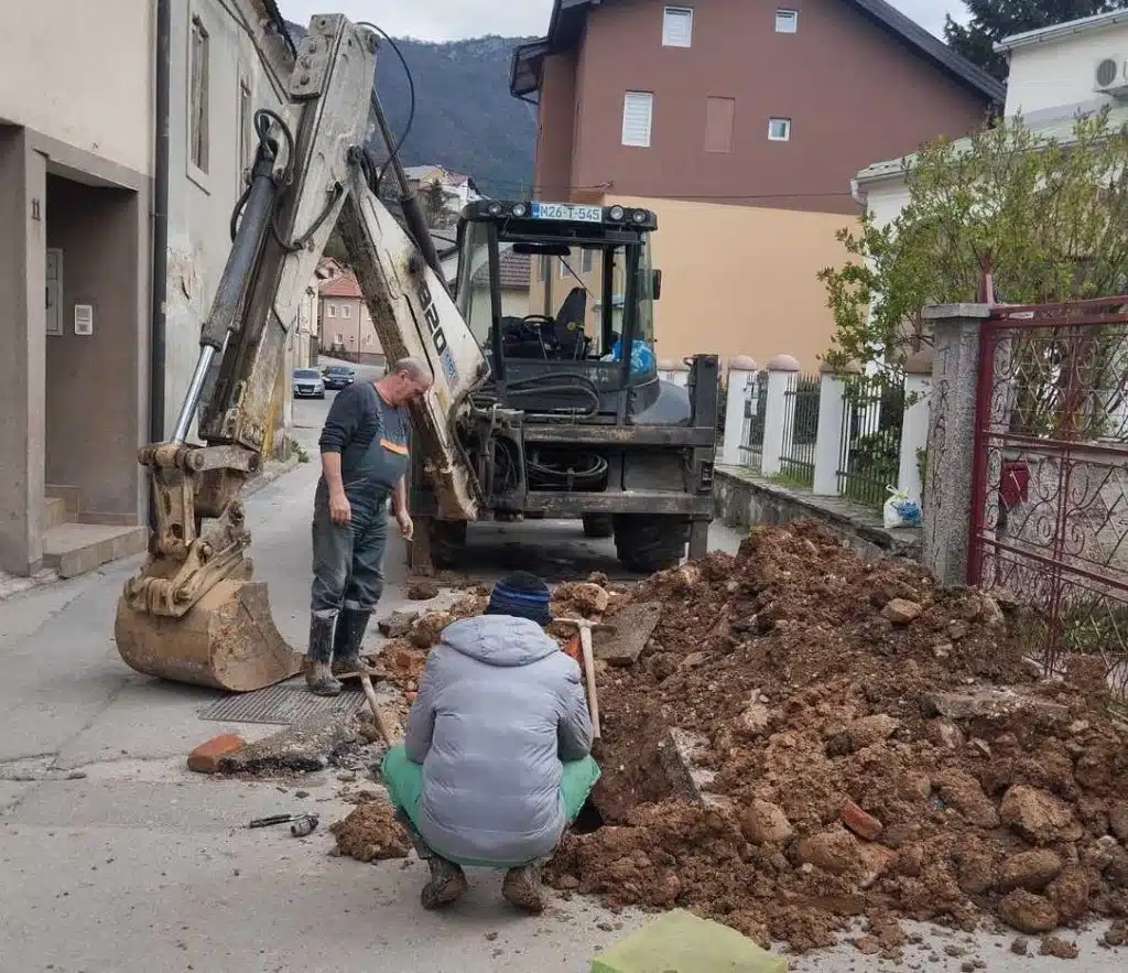 Oštećena glavna vodovodna cijev u travničkoj ulici Poturmahala, ekipe na terenu