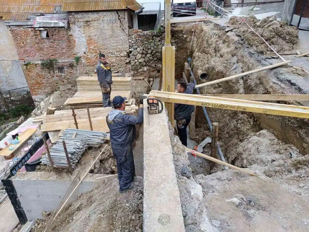 U travničkom naselju Osoje u toku izgradnja AB zida za sigurniji saobraćaj (FOTO)